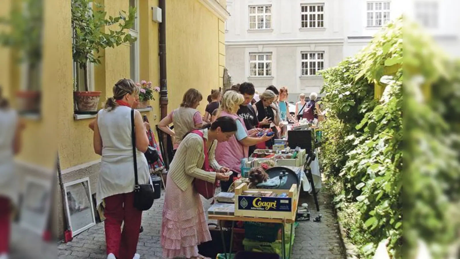 Hereinspaziert! Bei den Hofflohmärkten kann man Schnäppchen finden und nebenbei nette Höfe, den Stadtteil und seine Bewohner kennenlernen.               (Foto: Nachbarschaft Schwabing)