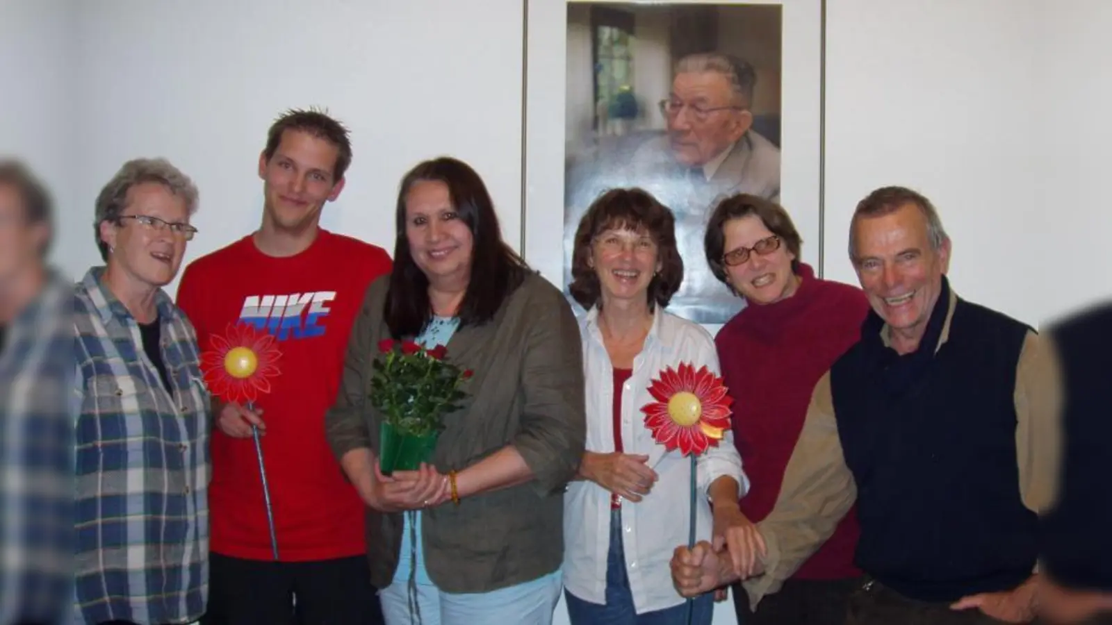 Der neu gewählte Vorstand unter dem Bild des ehemaligen Reichstagsabgeordneten Josef Felde, der zuletzt im Münchner Westen gelebt hatte: (v.l.)Christel Dill, Leif-Ole Jacobsen, Graciela de Cammerer, Angela Scheibe-Jaeger, Almut Germano und Dr. Peter Knoch. (Nicht im Bild: Christoph Thanner) (Foto: pi)