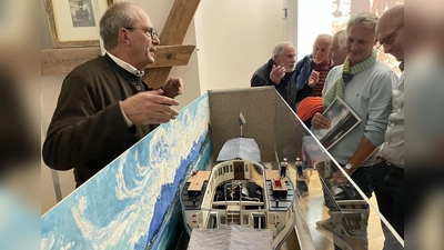 Andreas Heene (l.) demonstrierte das Innenleben seines Modellschiffs „Dießen”. (Foto: pst)