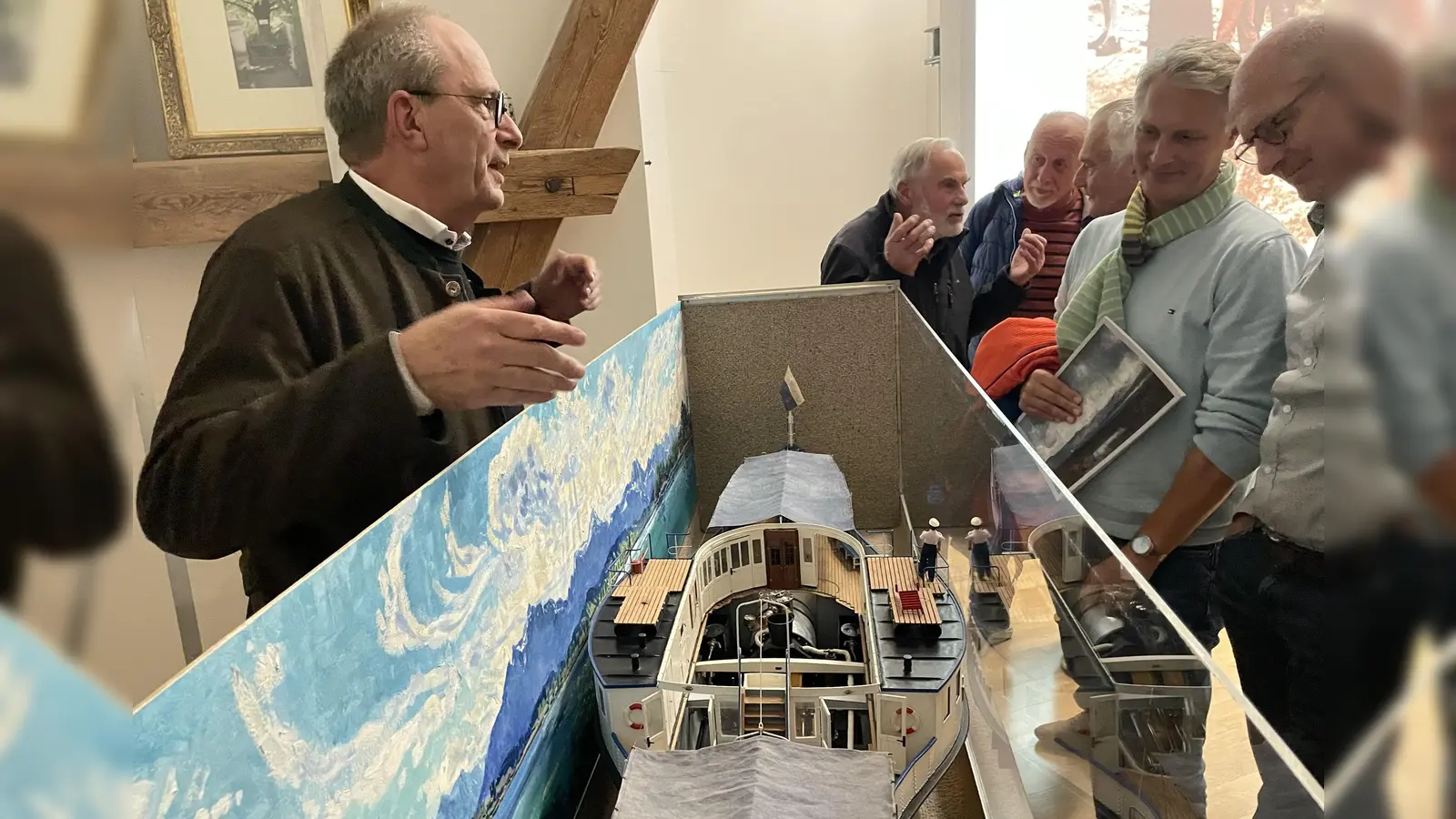 Andreas Heene (l.) demonstrierte das Innenleben seines Modellschiffs „Dießen”. (Foto: pst)