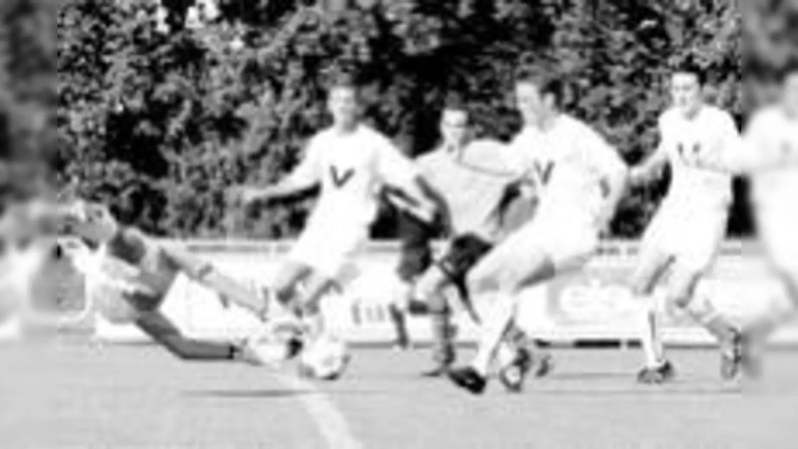 Nördlingens Keeper Christian Starz rettet in höchster Not vor den angreifenden Heimstettnern. Heimstetten (weiße Hosen) von links nach rechts: Stefan Hock, Christian Seizer, Yavuz Ak.	  (Foto: Verein)