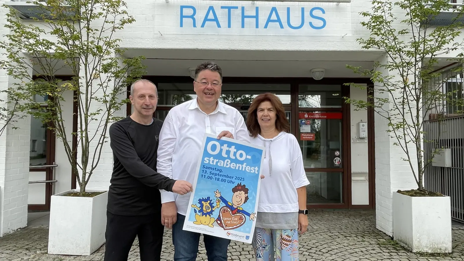 Drei für das Straßenfest: (v.l.) Thomas Nieder, Bürgermeister Thomas Loderer und TSV-Vorsitzende Susanne Süß. (Foto: hw)