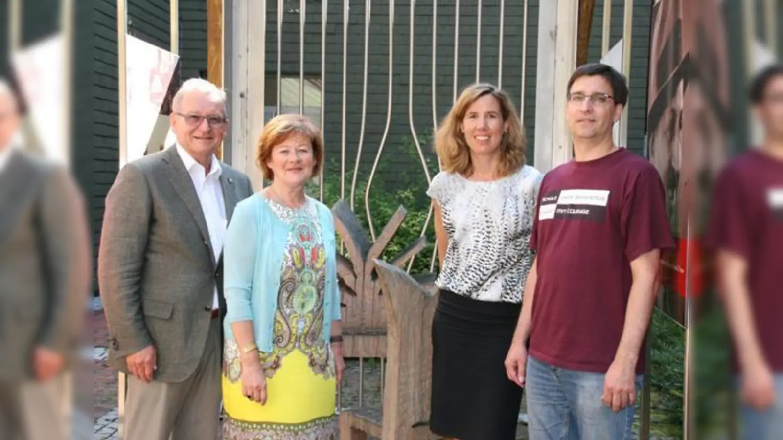 Prof. Dr. Gerd Hohlbach, Schulleiterin Helma Wenzl, Annette Hahn und Jens Gertitschke (v. li.) in der Skulptur »Ein Raum für Anne Frank« im Innenhof des Schulgebäudes.	 (Foto: AFG)