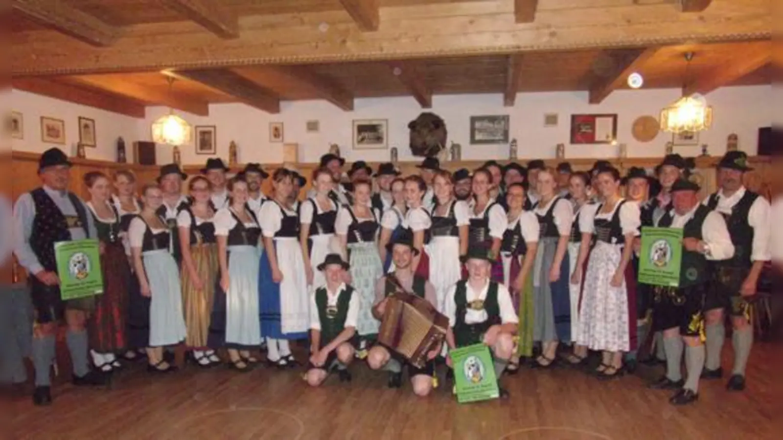 Die Landkreisgruppe des Kreiskartells mit Vertretern aller 16 Trachtenvereine koordiniert die Termine der einzelnen Trachtenvereine im gesamten Landkreis Ebersberg. 	 (Foto: Verein)