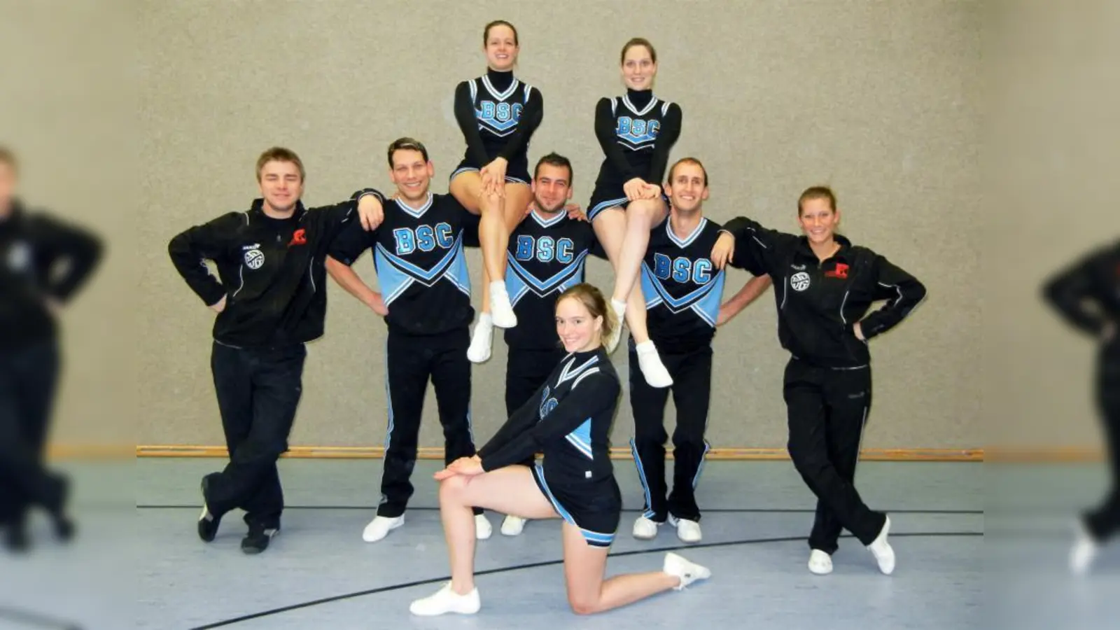 Sie wollen ihren Süddeutschen Meistertitel im Cheerleading verteidigen: (von links) Tobias Mayer, Dave Mann, Nini Reimer, Jakob Ostermeier, Katharina Faustmann, Dominic Ostermeier, Manuela Schäufler und (vorne) Melanie Dörle. (Foto: pi)