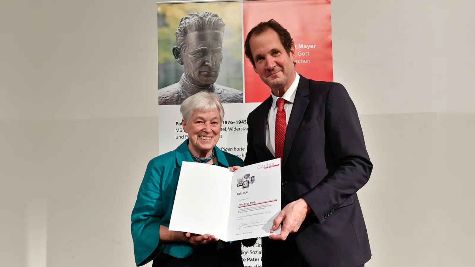 Diözesan-Caritasdirektor Georg Falterbaum überreichte Hilga Wolf für ihr außerordentliches Engagement die Pater-Rupert-Mayer-Medaille in Gold. (Foto: Caritas München/Schlaf)