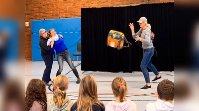 Beim interaktiven Mitmachtheater waren alle Schüler der Osel-Grundschule gefragt. (Foto: Nicole Hasenfuhs)