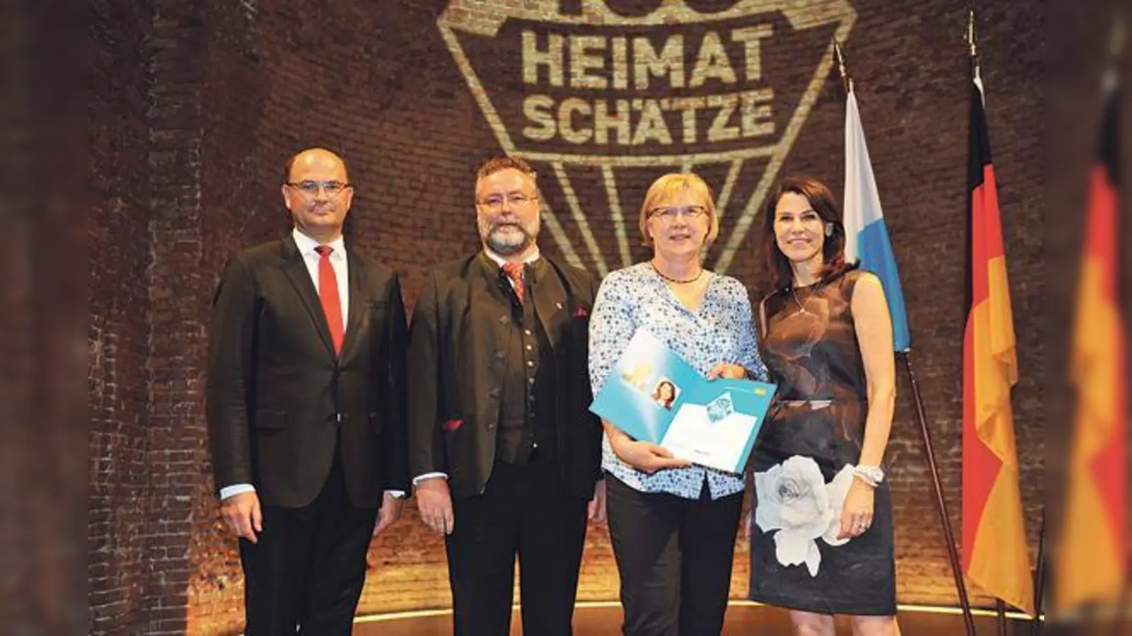 Heimatminister Albert Füracker (links) und Kunstministerin Marion Kiechle (rechts) überreichten Bürgermeister Alexander Greulich und der Leiterin des Schlossmuseums, Christine Heinz, die Urkunde für die »Gedenktafel Ismaninger Kraut«. 	 (Foto: Bayr. Staatsmin)