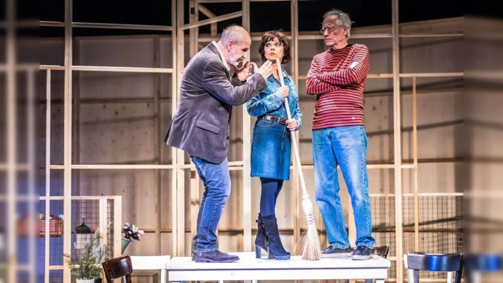 Lutz Reichert (von links), Simone Rethel und Joachim H. Luger spielen in dem Stück Wir sind die Neuen” eine Alt-68er Wohngemeinschaft, welche die früheren wilden Zeiten neu aufleben lassen. (Foto: Dennis Haentzschel)