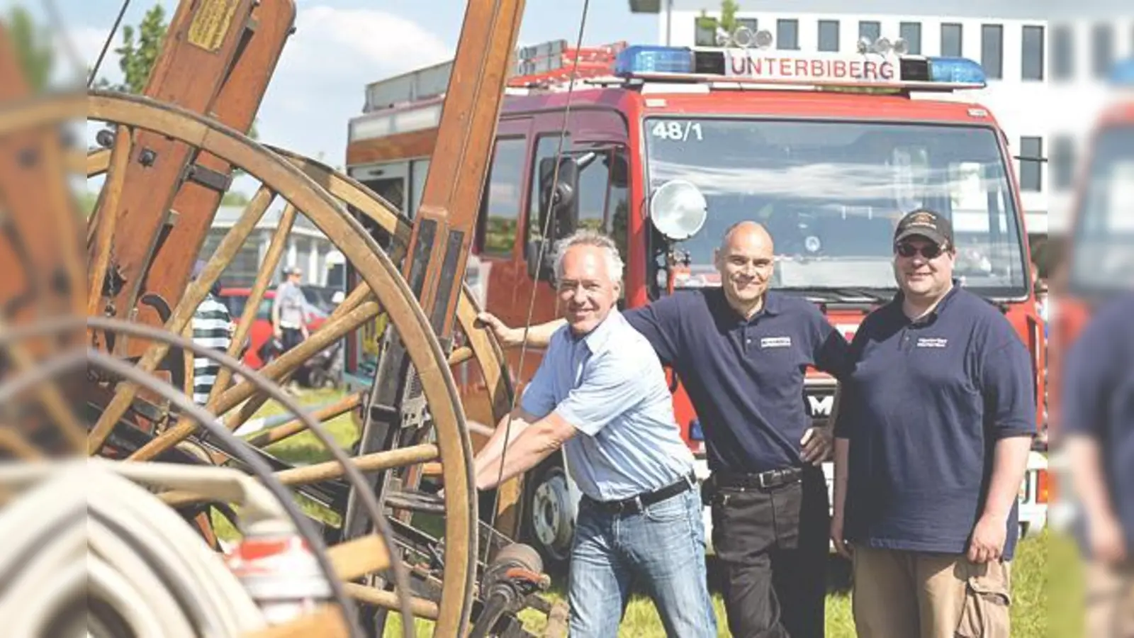 Bürgermeister Günther Heyland probierte sich beim 140. Geburtstag der FFW an einer uralten Drehleiter aus. Ihm zur Seite standen der Vorstand Josef Kyrein und Kommandant Andreas Baumann. 	 (Foto: Schunk)