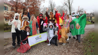 Mitarbeiterinnen und Mitarbeiter der aktion hoffnung stellen eine Auswahl an Verkleidungen vor, die bei den Secondhand-Faschingsmärkten angeboten werden. (Foto: Karin Stippler/aktion hoffnung)