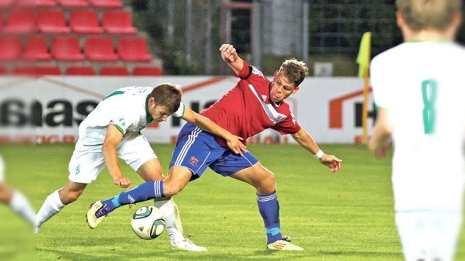 Die Hachinger erkämpfen sich in Bremen einen Punkt. Florian Niederlechner (rechts) machte in der zweiten Halbzeit Platz für Torschütze Amachaibou.	 (F.: Glasl)