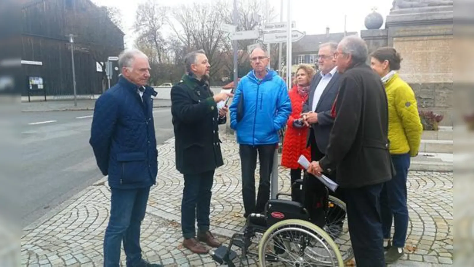 Der CSU-Landtagsabgeordnete Thomas Huber (Zweiter von links) machte sich Anzing selbst ein Bild von der Verkehrssituation.  (Foto: Büro MdL Thomas Huber)