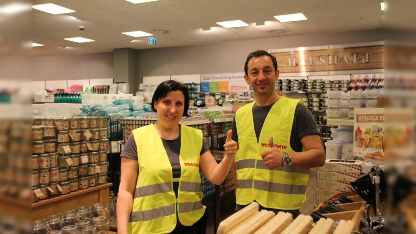 Sie freuen sich über die Wiedereröffnung: Bezirksleiterin Alexandra Stadlmeier und Filialleiter Murat Esen in der neuen Hauhaltsabteilung, die nun einen zentralen Platz erhalten hat. (Foto: bb)