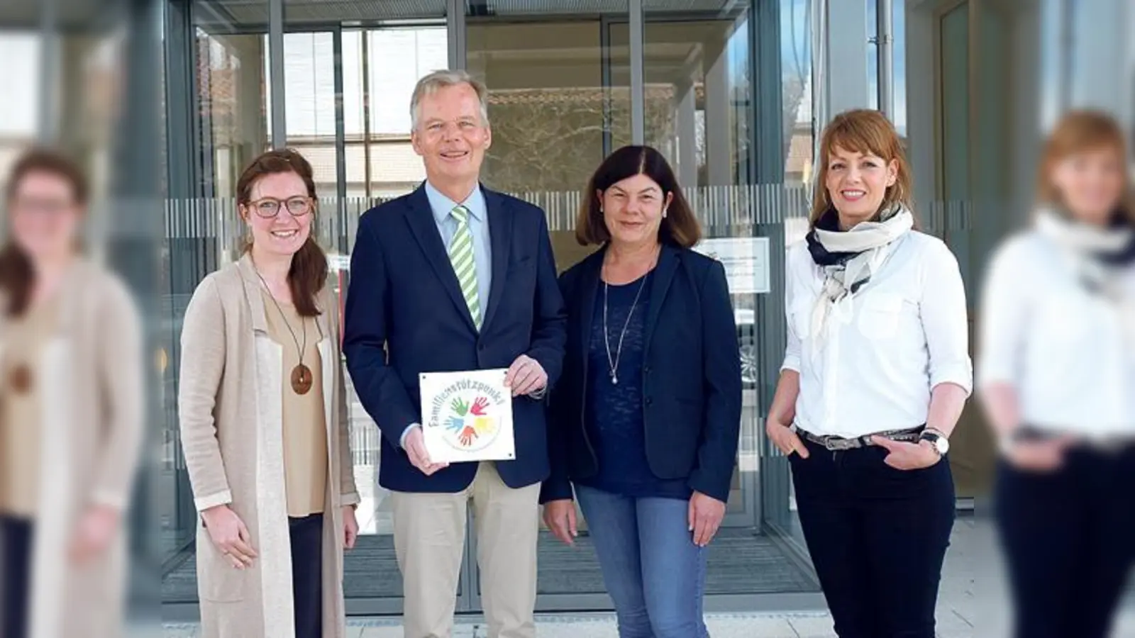 Freuen sich auf viele Besucher im Haus der Begegnung: Kristina Vahldiek, Bürgermeister Jan Neusiedl, Heike Mirwald und Bettina Struk (v. l.)	 (Foto: hw)