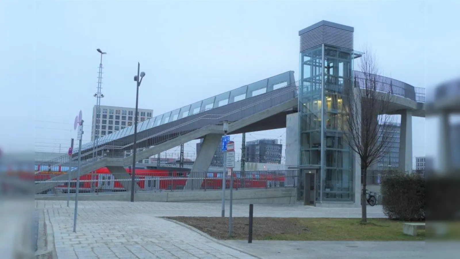 Der neu errichtete Arnulfsteg ist nach Ansicht des Bezirksausschusses Schwanthalerhöhe noch zu kahl und soll daher mit Rangpflanzen begrünt werden. (Foto: kö)