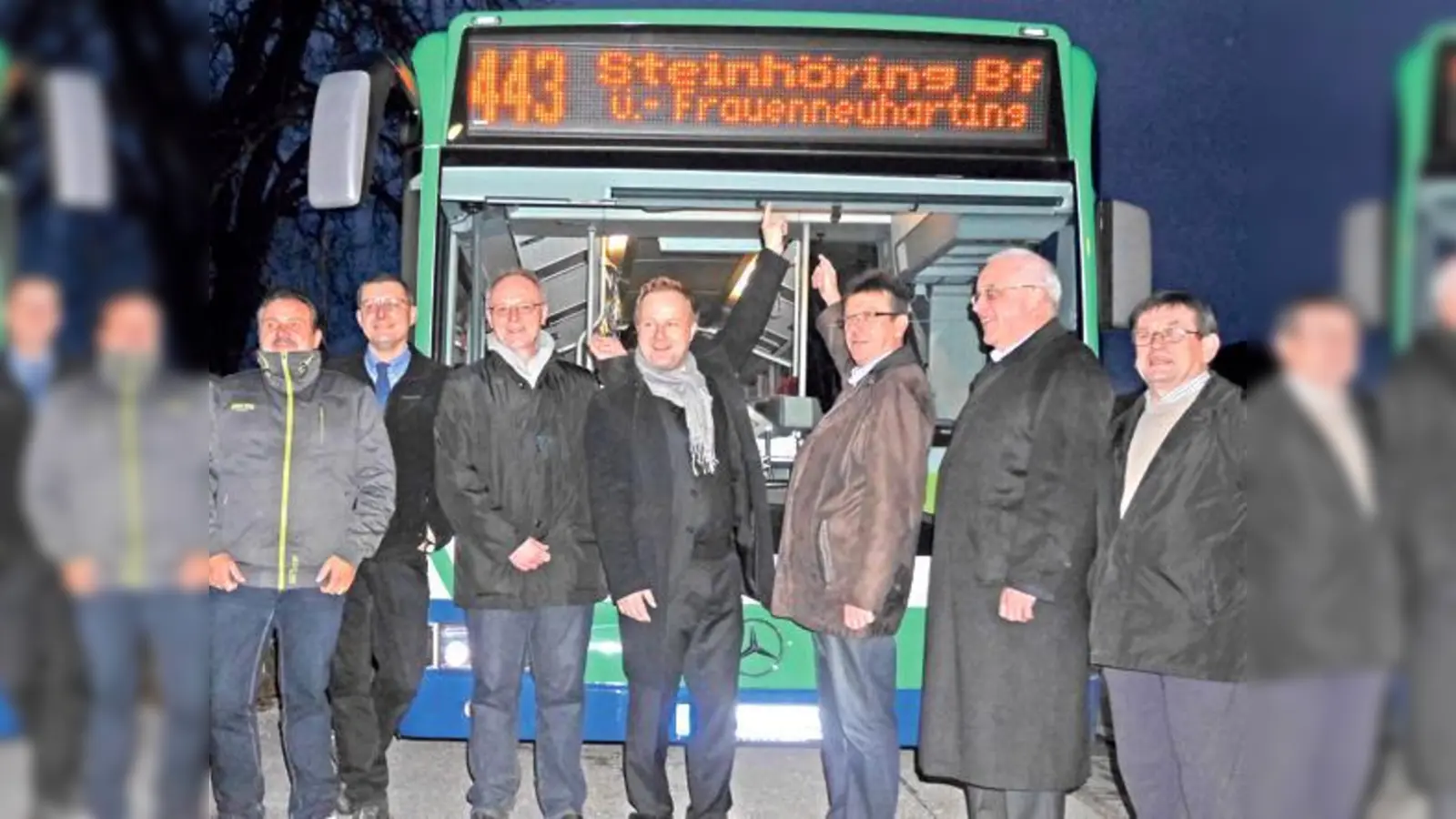 Henry Rüstow (v. l.), Busfahrer Alexander Pecher, Bürgermeister Hans Fent, Landrat Robert Niedergesäß, Bürgermeister Alois Hofstetterg, Dr. Eduard Koch, Bürgermeister und Kreisrat Simon Ossenstetter. 	 (Foto: Schwaiger)