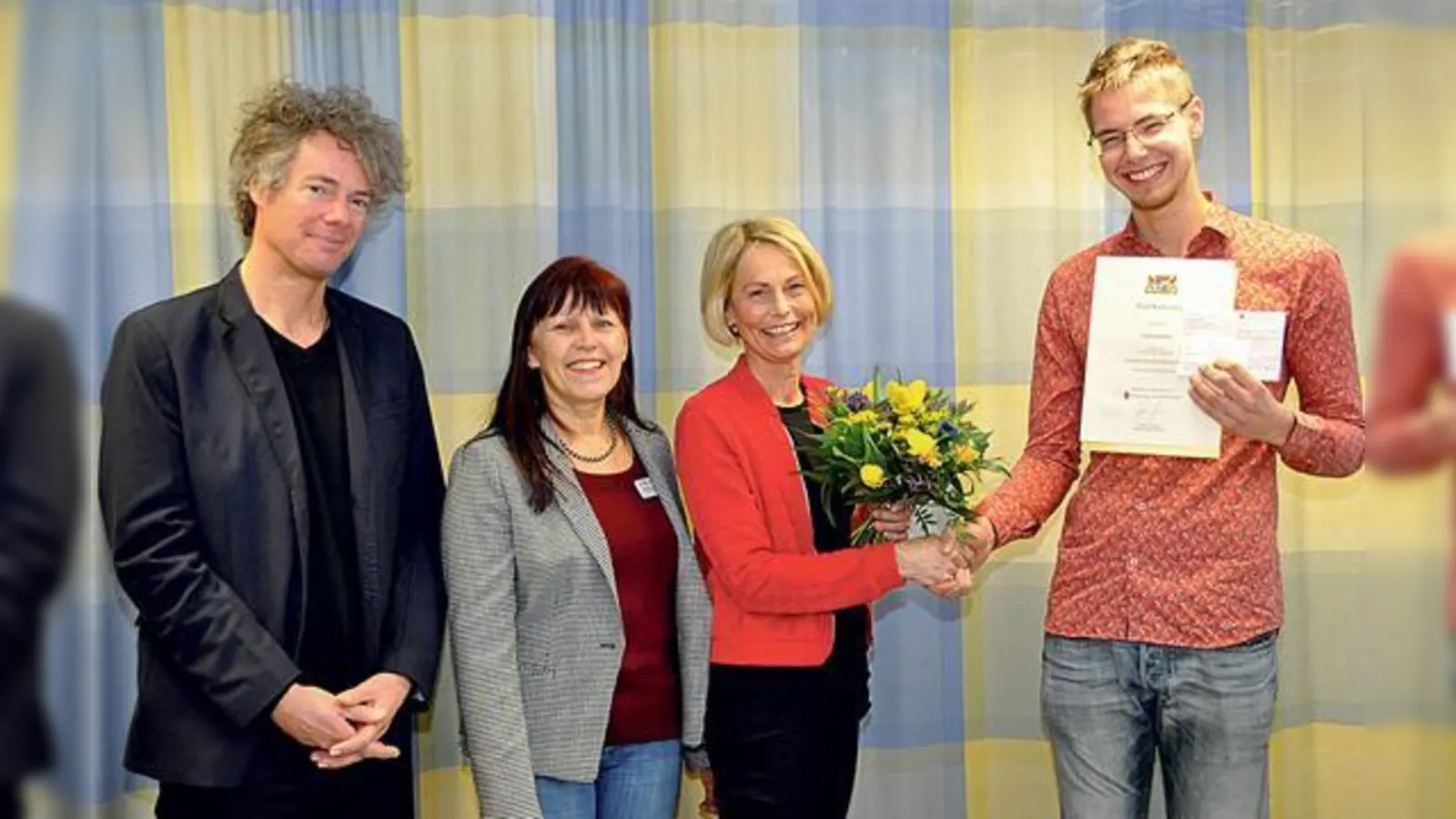 Pflegedirektor Peter Huber, Gabriele Klepsch, Schulleiterin Gaby Stadler und Tom Lehmann (v. li.). 	 (Foto: kk/sf)