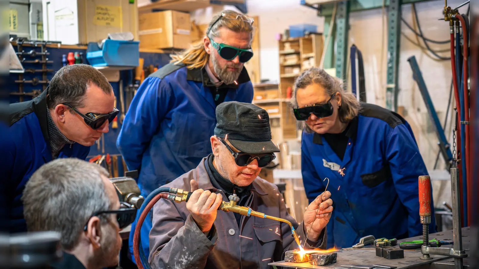 Im Haus der Eigenarbeit wird seit nunmehr 40 Jahren gewerkelt, wie hier beim Schweißkurs. (Foto: Haus der Eigenarbeit)