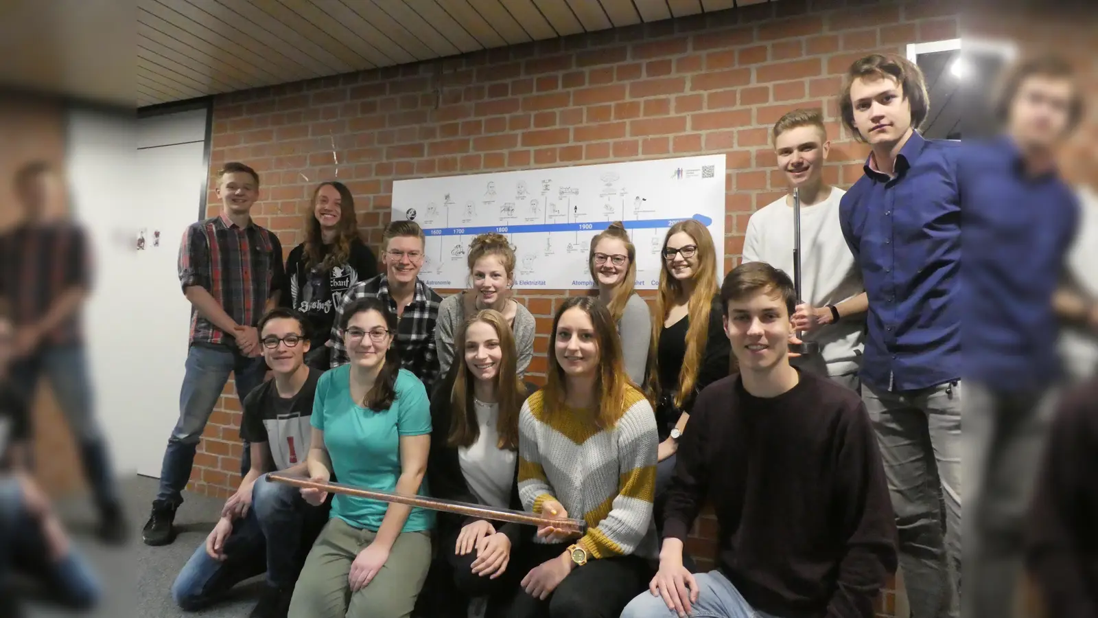 Die Schüler des P-Seminars Physik haben eine witzige und lehrreiche Aushänge zum Fach „Physik“ gestaltet.  (Foto: Gymnasium Dorfen)