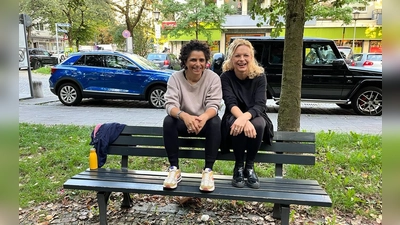 Saskia Iara Neumeister (links im Bild) und Carina Losert wollen ihr Quartier verschönern. Sie wünschen sich z.B. drei Hochbeete vor dem Lebensmittelladen (im Hintergrund). (Foto: pr)