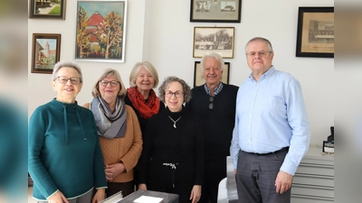 Der Geschichtsverein Moosach (GSLM) schlägt die Brücke zwischen Vergangenheit und Gegenwart. Hier der erweiterte Vorstand: Rosina Löffler, (Öffentlichkeitsarbeit), Vereinsvorsitzende Johanna Salzhuber, Archivarin Dorit Stauber, die stellvertretende Vorsitzende Veronika Linden, Horst Rückert (Schriftführer und Vorträge) und Kassier Peter Seebald.  (Foto: mha)