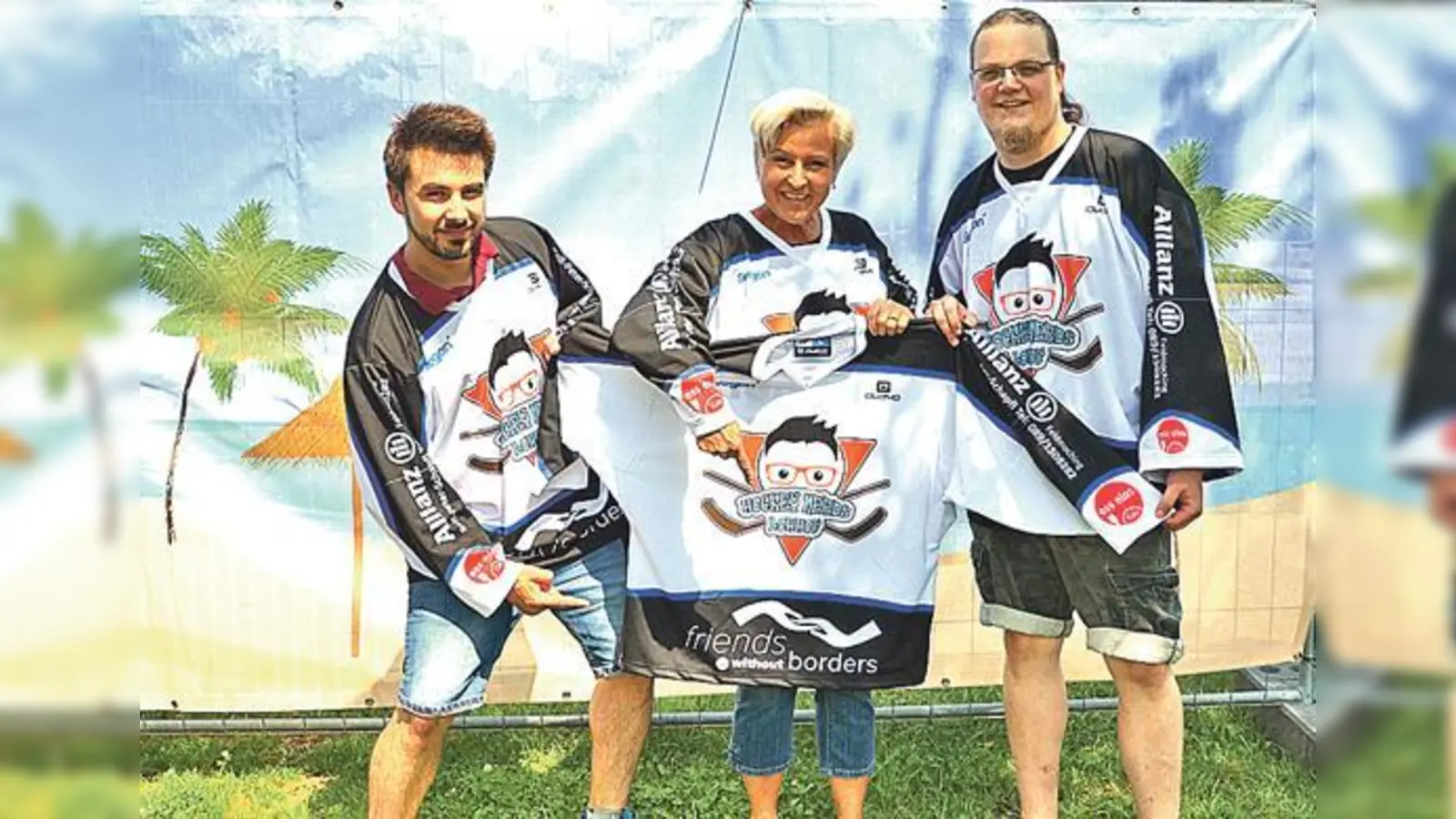 (v.l.n.r.) Deniz Aksu, Petra Halbig und Sascha Möller mit den neuen Trikots der Hockeynerds. 	 (Foto: VA)