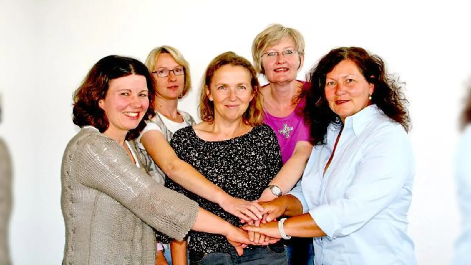 Stefanie Hottarek (Oberhaching), Susanne Müller (Freising), Martina Bock (Neufahrn), Rosemarie Weber (Taufkirchen) und Julia Richter (Grünwald) arbeiten gemeinsam für eine bessere Kinderbetreuung.	 (Foto: hol)