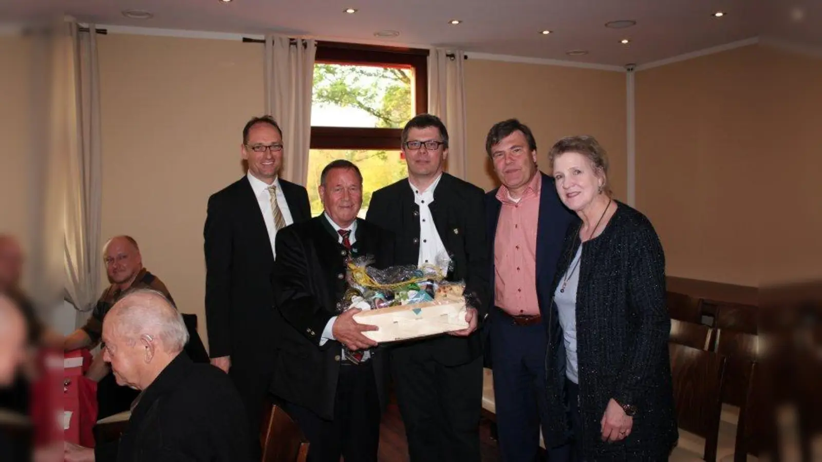 Dank nach acht Jahren Vorsitz im CSU-Ortsverband: Bernhard Gaigl (2.v.l.) zusammen mit Bernhard Seidenath (l.),  Bernd Wanka (Mitte), Stefan Kolbe und Eva Rehm. (Foto: CSU)