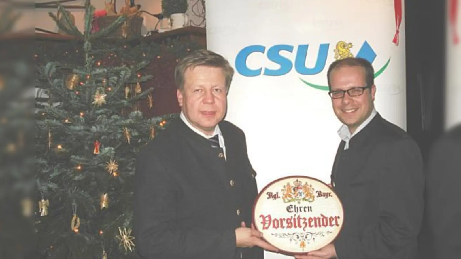 Robert Brannekämper (li.) ist jetzt sozusagen »Königlich bayerischer Ehrenvorsitzender« der CSU Oberföhring/Johanneskirchen.	 (Foto: CSU)