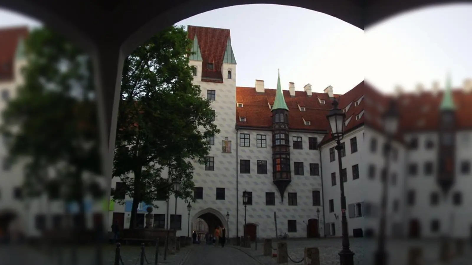 Start der Führung ist im Alten Hof.  (Foto: A. Barnsteiner)