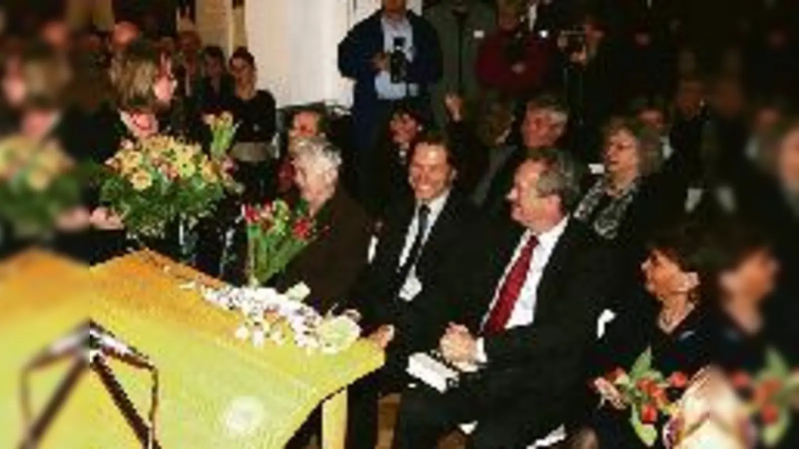 Geschichtsprojekt über Schwabinger Schicksale zwischen 1933 und 1945 als Buch  bei der Präsentation im März zu  (Foto: u.a. der Überlebende Werner Grube (2.v.l.), OB Ude und Charlotte Knobloch, Präsidentin der Israelitischen Kultusgemeinde (2. und 3.v.r.).)