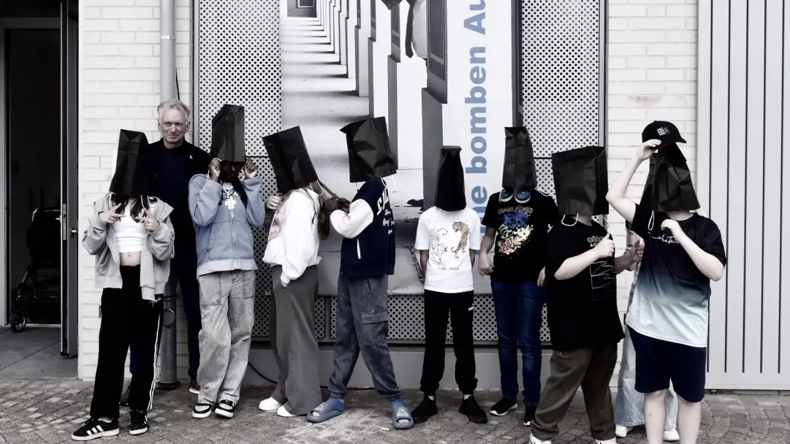 Die Tasche auf dem Kopf ist keine originäre Idee von Christian Springer - sondern der früheren Bundesregierung in den 1960er Jahren.  (Foto: vhs Haar e.V.)