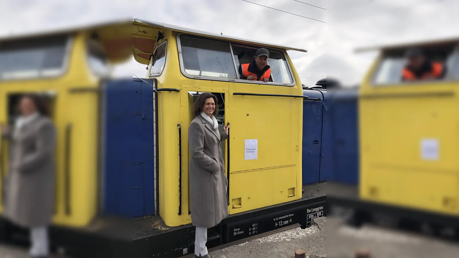 Landtagspräsidentin Ilse Aigner und ein Triebfahrzeugführer der Bayerischen Oberlandbahn GmbH vor der Lok der Bayerischen Oberlandbahn GmbH. (Foto: BOB)