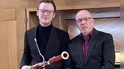 Es musizieren Elias Schneider am Fagott (links) und Klaus Geitner an der Simon-Orgel.  (Foto: Martin Funk)