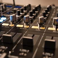 Im DJ-Raum besteht die Möglichkeit, die eigenen DJ-Skills zu testen. (Foto: Feierwerk Fachstelle Pop)
