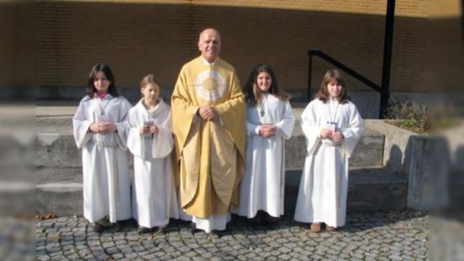 Am Kirchweih-Sonntag konnte Gemeindepfarrer Pater Roland Geßwein SAC von der Neuaubinger Pfarrei St. Markus vier Ministrantinnen in ihren Dienst einführen. Auf ihre neue Aufgabe freuen sich gemeinsam mit Pater Geßwein: (von links) Aurora Marchesano, Jacqueline Wichtlhuber, Concetta Russo und Laura Buczek. (Foto: Alfred Lehmann)