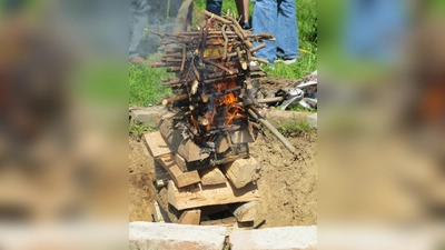 Ein -Kontiki, in dem Holzkohle hergestellt wird. (Foto: VA )