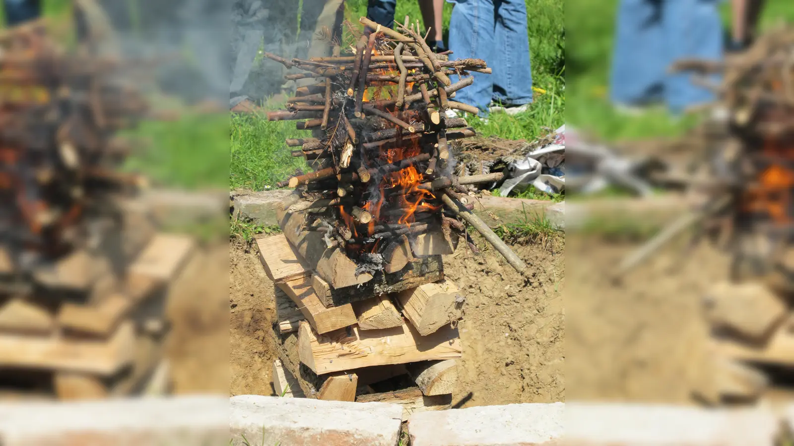 Ein -Kontiki, in dem Holzkohle hergestellt wird. (Foto: VA )