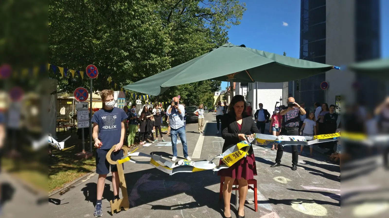 Oberbürgermeister Johann und Münchens Dritte Bürgermeisterin Verena Dietl durchschneiden das Band und eröffnen damit offiziell die 20. Spielstadt Mini-München 2020. (Foto: Mini-München)