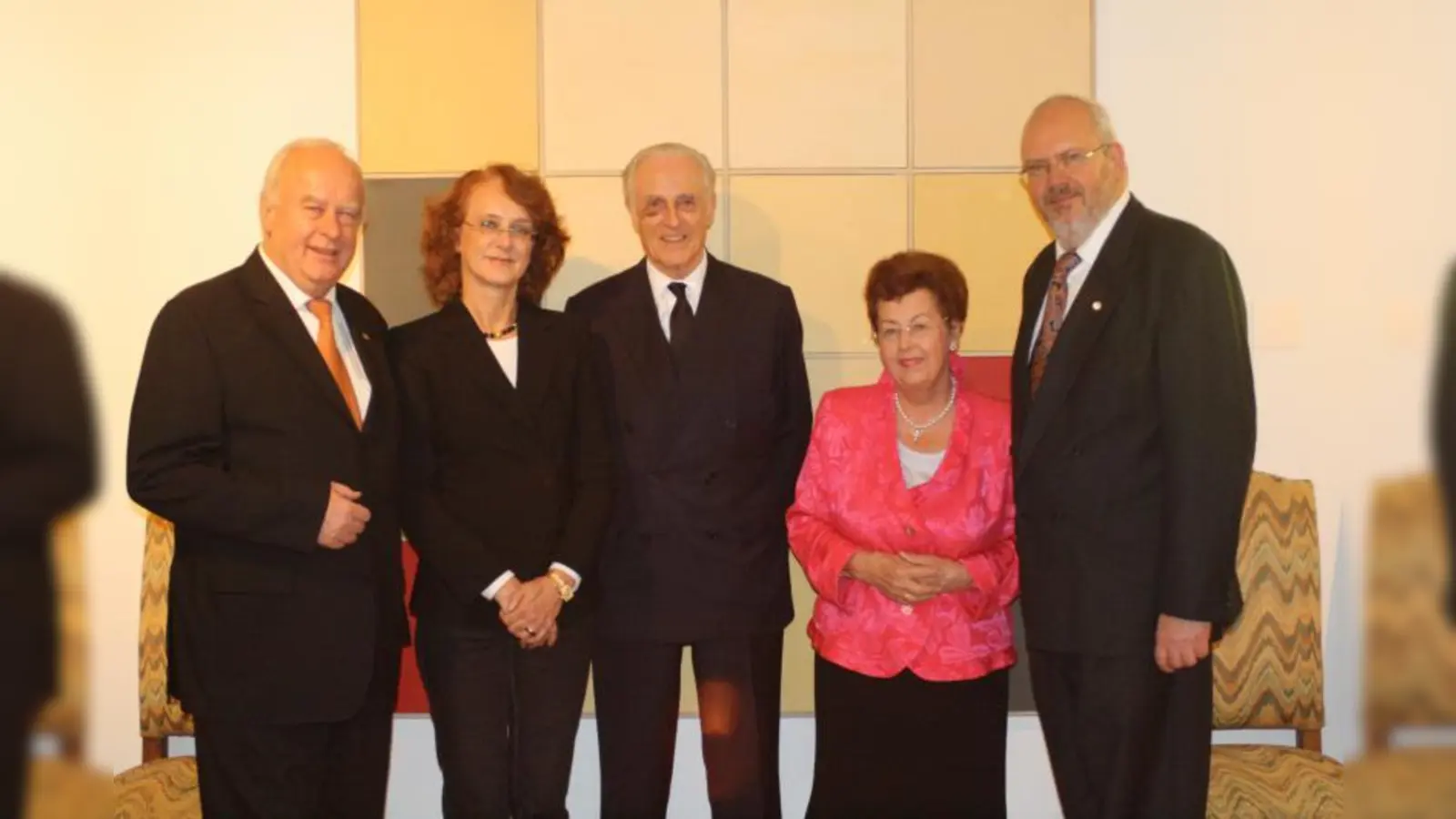 Die Initiatoren des Wildessens vom Verein Pasinger Mariensäule e.v., Thomas Schmatz (li.), Maria Osterhuber-Völkl (2.v.l.) und Peter W. Dietl (re.), zusammen mit S.K.H. Herzog Franz von Bayern (Mitte) und Werbe-Spiegel-Verlegerin Gudrun Dangl (2.v.r.). (Foto: sb)