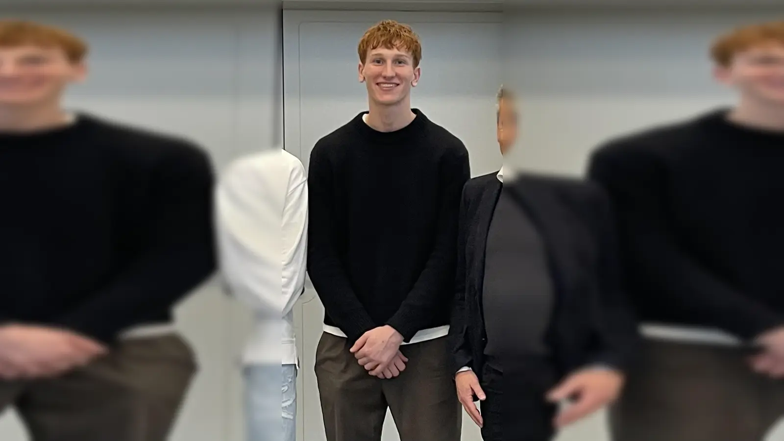 Bürgermeister Wolfgang Panzer (l.) und SpVgg Unterhaching Präsident Manfred Schwabl (r.) gratulierten dem Unterhachinger Robert Ramsak und dem Kirchheimer Konstantin Heide zu ihrem WM-Sieg bei der U17 WM.  (Foto: hw)