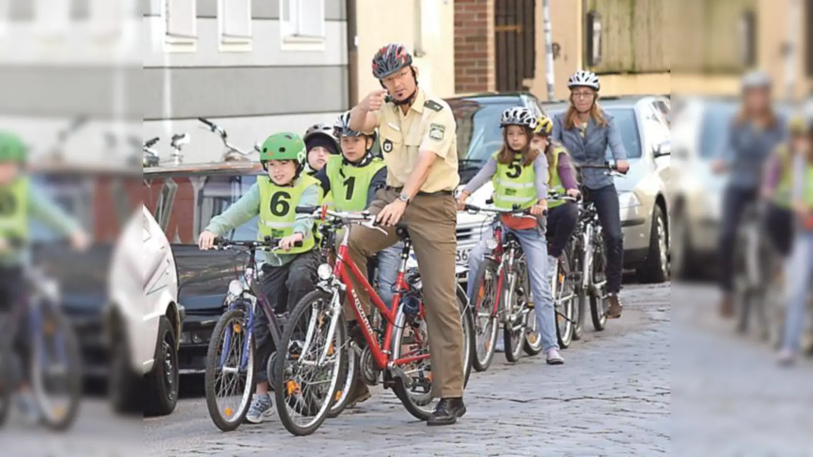Nach dem Bestehen der theoretischen und praktischen Radlprüfung setzen die Kinder ihr Wissen im echten Verkehr um  in Begleitung von Polizei und Lehrern.  (Foto: Polizei)