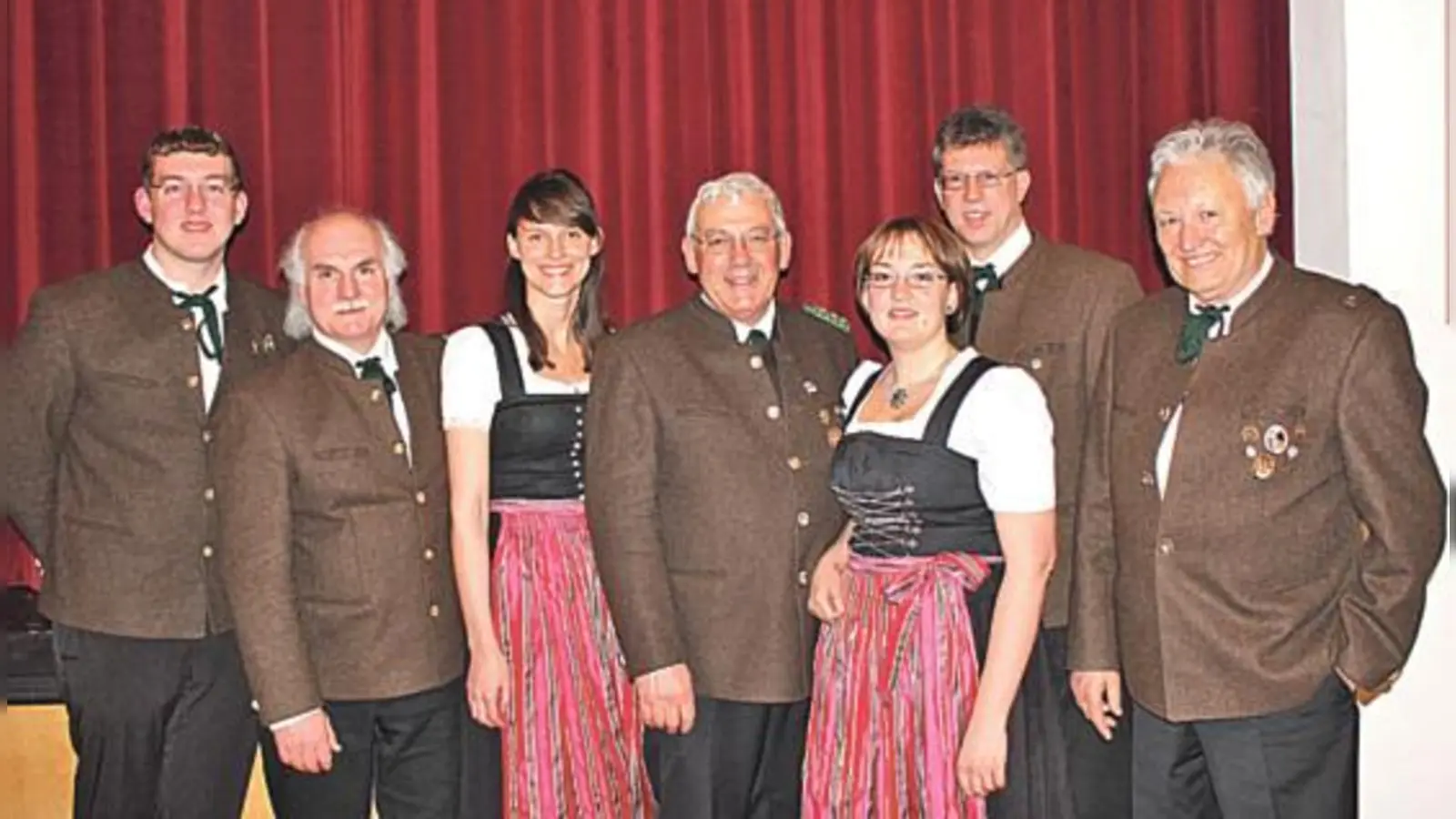 Der Vorstand  (Foto: Roman Voglsinger (Jugendsportleiter), Alfons Dinglreiter (2. Schützenmeister), Agnes Schreiner (Schriftführerin), Franz Voglsinger (Schützenmeister), Uschi Voglsinger (Sportleiterin), Hans Albrecht (Kassier) und Hans Rothballer (2. Ka)