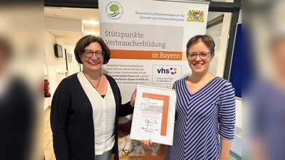  VHS-Geschäftsleiterin Julika Bake und Karola Albrecht (v.r.) freuen sich über die erneute Verleihung des Titels „Stützpunkt Verbraucherbildung”. (Foto: Ulrike Seiffert)