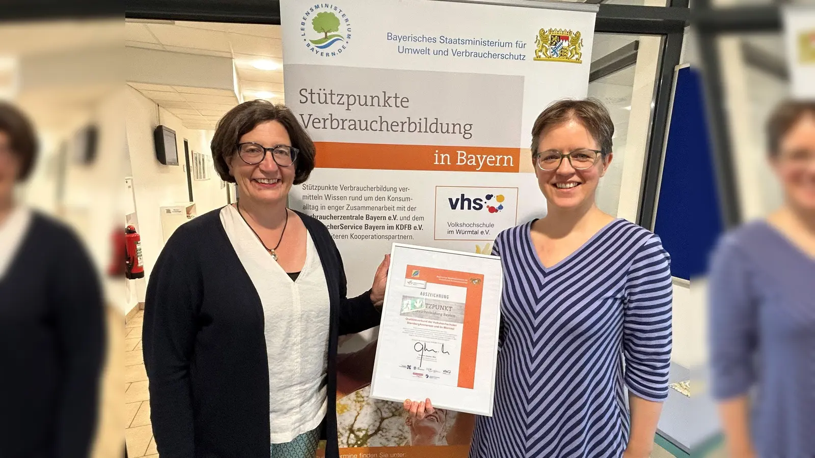  VHS-Geschäftsleiterin Julika Bake und Karola Albrecht (v.r.) freuen sich über die erneute Verleihung des Titels „Stützpunkt Verbraucherbildung”. (Foto: Ulrike Seiffert)