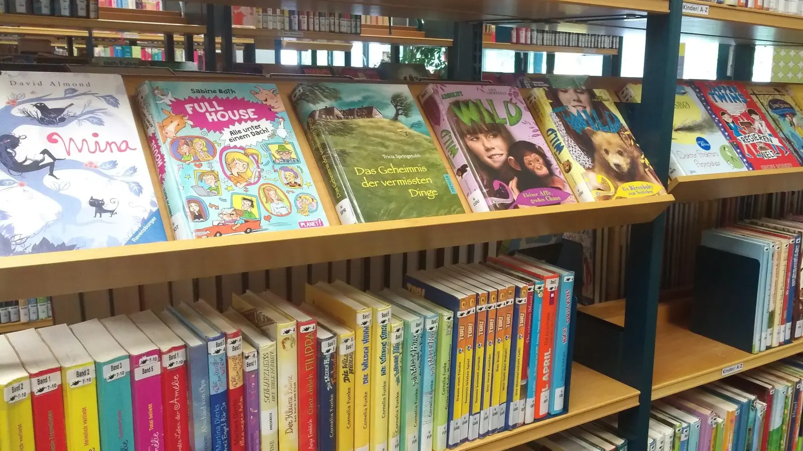 Die bayerischen Büchereien bieten stets viel Lesefutter. Wer sich zum Sommerferien-Leseclub anmeldet, kann sich auch noch schöne Preise „erlesen”.  (Symbolbild: ahi)