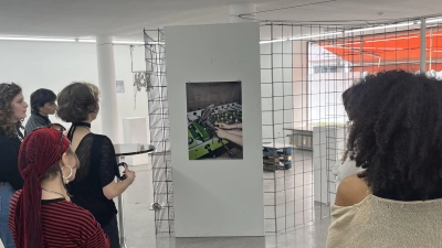 KÜR organisiert auch Veranstaltungen, wie hier die Jahresausstellung „Zwischenwelten”, die im „Farbenladen” der Jugendeinrichtung Feierwerk zu sehen war.  (Foto: KÜR)