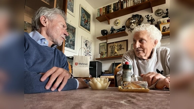 Als Schirmherr der Malteser-Mahlzeitpatenschaften besucht Fußball-Legende Paul Breitner (l.) Bedürftige. Hier sieht man ihn im Gespräch mit Dieter F. (Foto: Julia Krill)