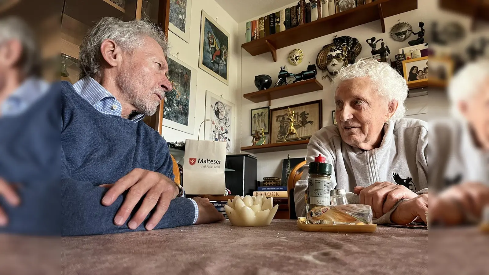 Als Schirmherr der Malteser-Mahlzeitpatenschaften besucht Fußball-Legende Paul Breitner (l.) Bedürftige. Hier sieht man ihn im Gespräch mit Dieter F. (Foto: Julia Krill)